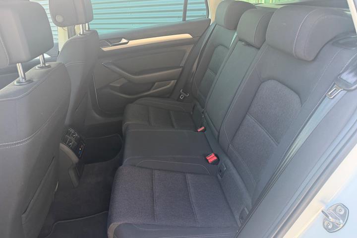 Hvid VW Passat fra 2019