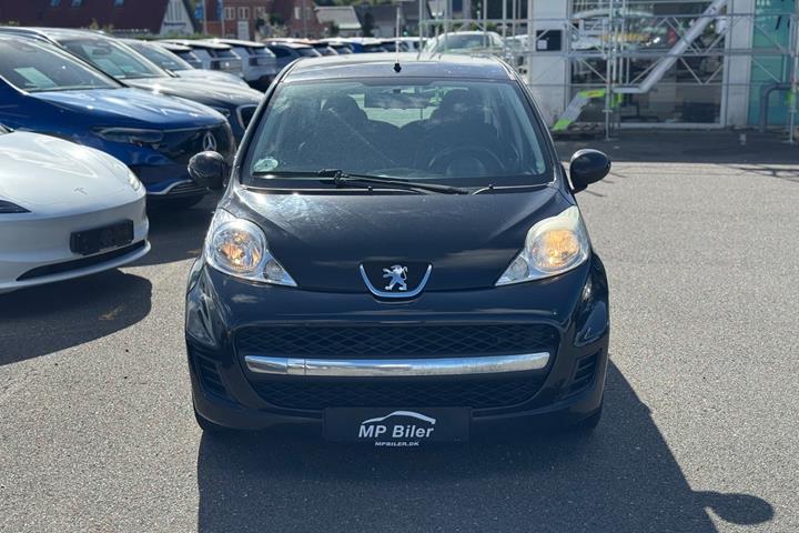 Sort Peugeot 107 fra 2009