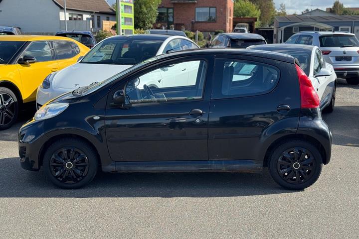 Sort Peugeot 107 fra 2009