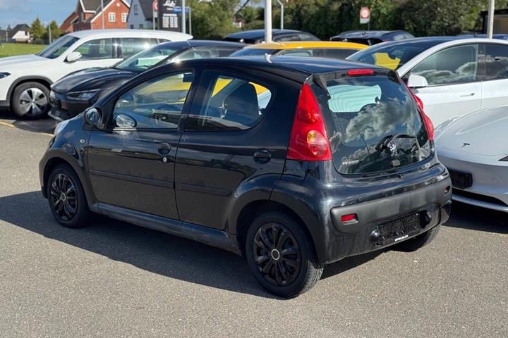 Sort Peugeot 107 fra 2009