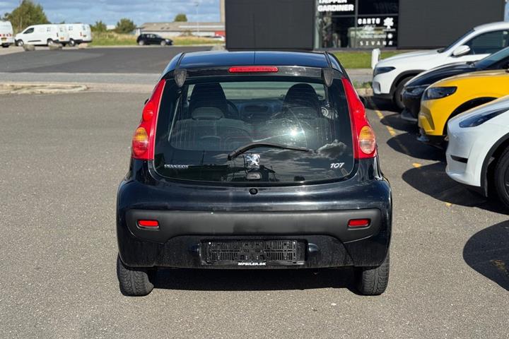 Sort Peugeot 107 fra 2009