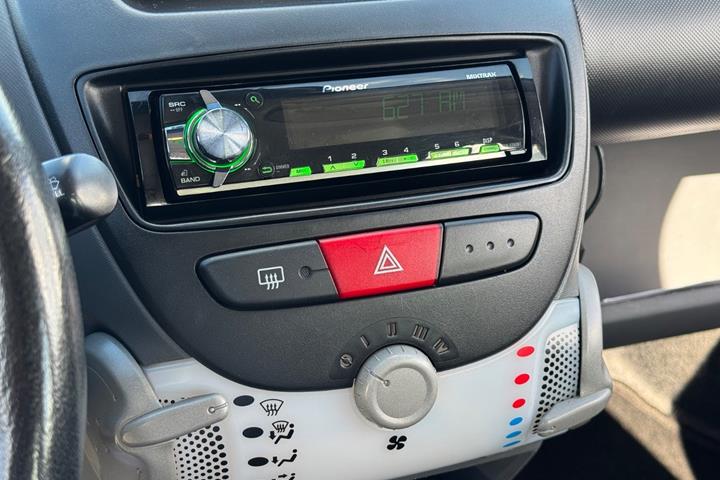 Sort Peugeot 107 fra 2009