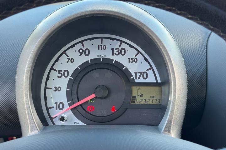 Sort Peugeot 107 fra 2009