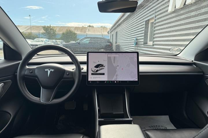 Hvid Tesla Model 3 fra 2020