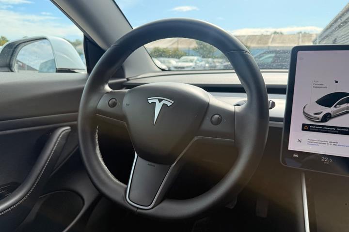 Hvid Tesla Model 3 fra 2020