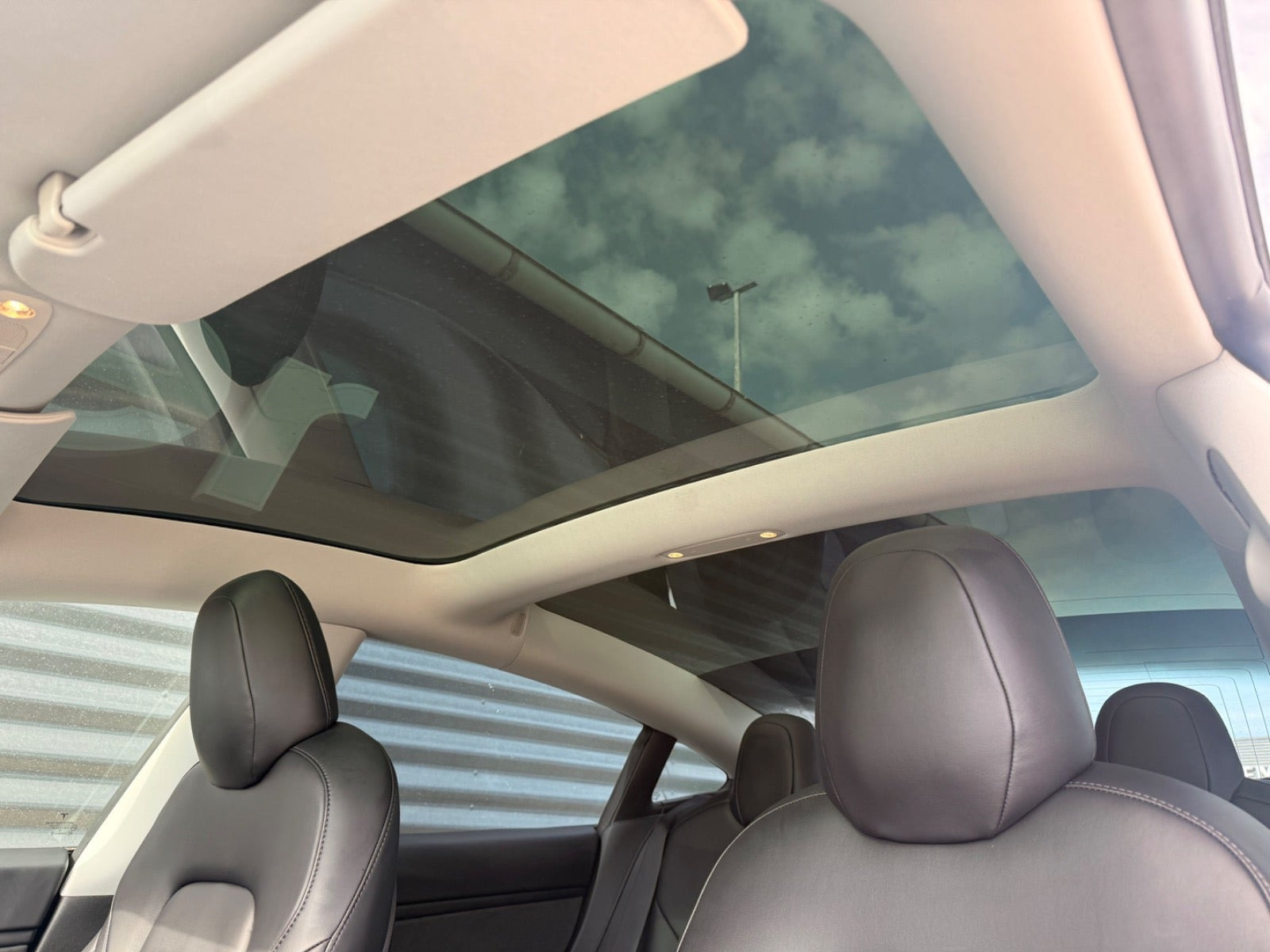 Hvid Tesla Model 3 fra 2020