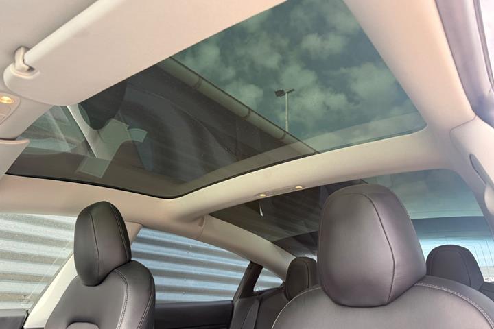 Hvid Tesla Model 3 fra 2020