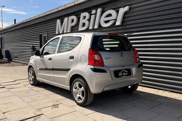 Sølv Suzuki Alto fra 2011