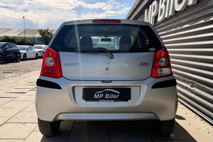 Sølv Suzuki Alto fra 2011