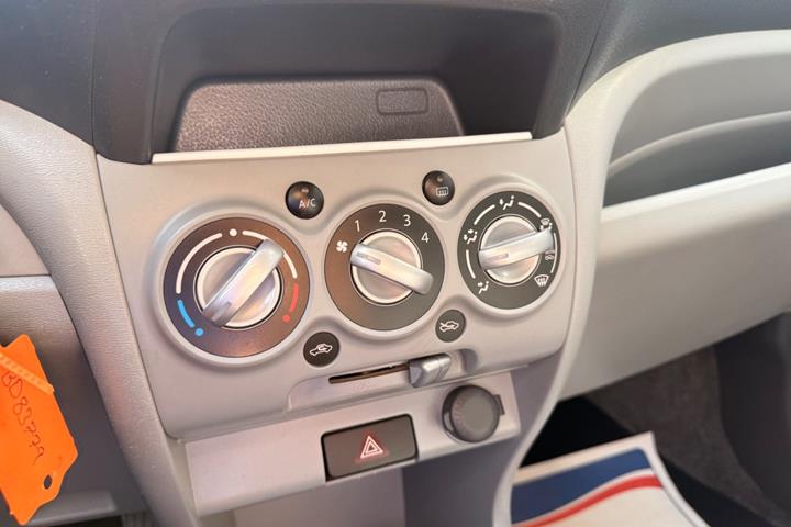 Sølv Suzuki Alto fra 2011