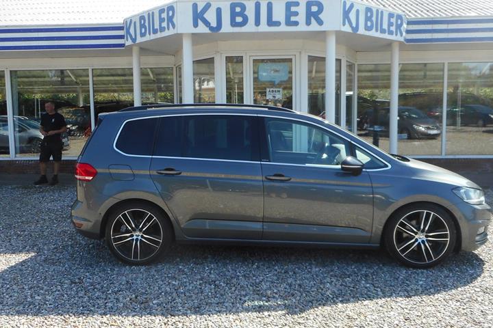 Grå VW Touran fra 2019