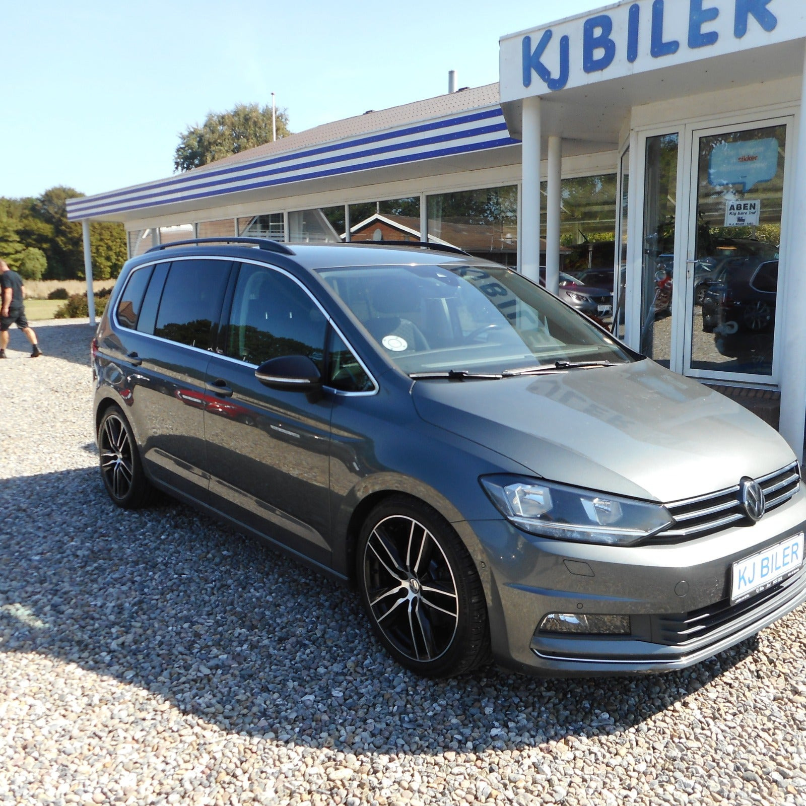 Grå VW Touran fra 2019