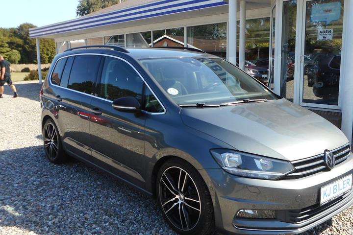 Grå VW Touran fra 2019