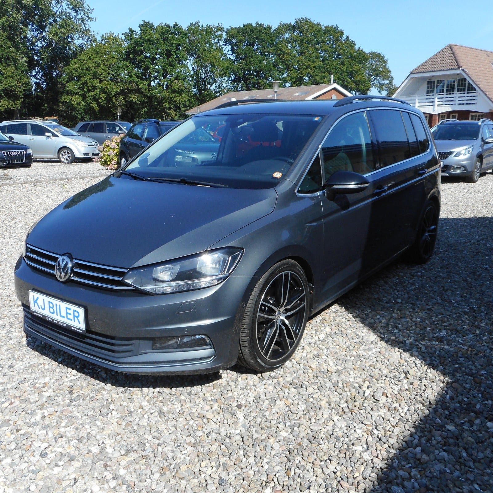 Grå VW Touran fra 2019