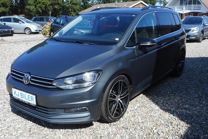 Grå VW Touran fra 2019