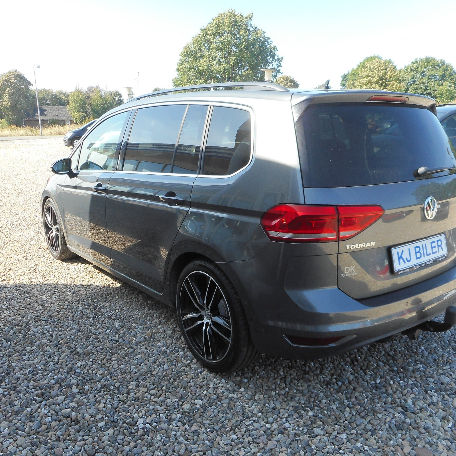 Grå VW Touran fra 2019