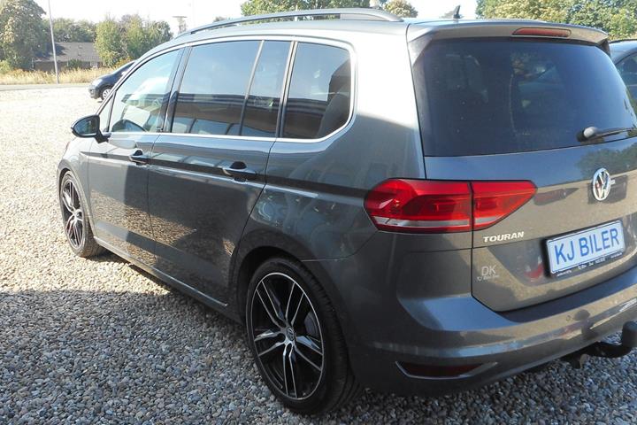 Grå VW Touran fra 2019