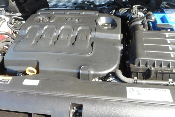 Grå VW Touran fra 2019