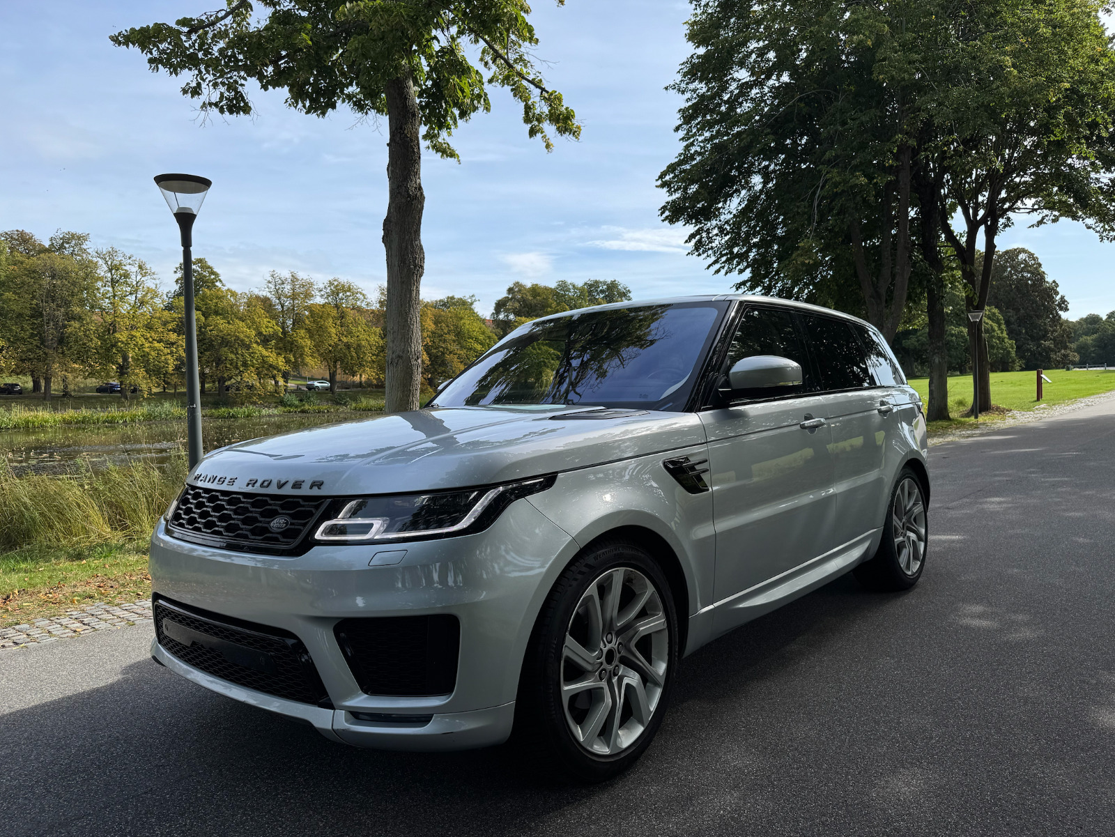 Sølv Land Rover Range Rover sport fra 2019