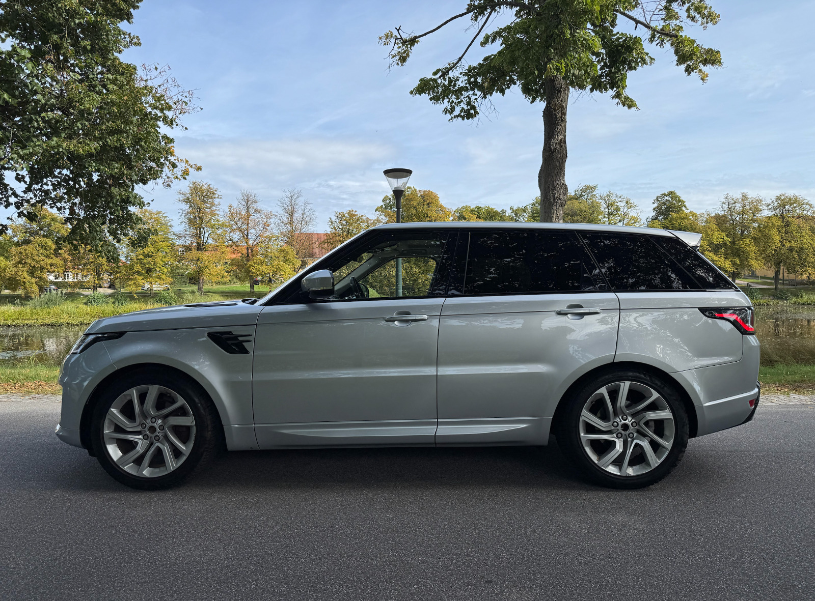 Sølv Land Rover Range Rover sport fra 2019