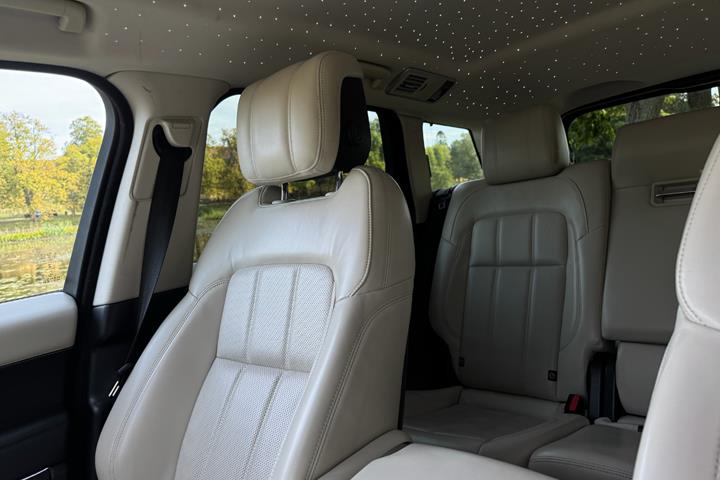 Sølv Land Rover Range Rover sport fra 2019