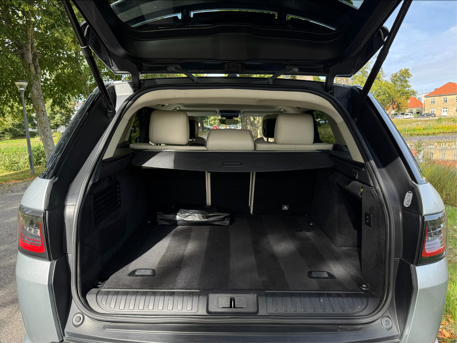 Sølv Land Rover Range Rover sport fra 2019