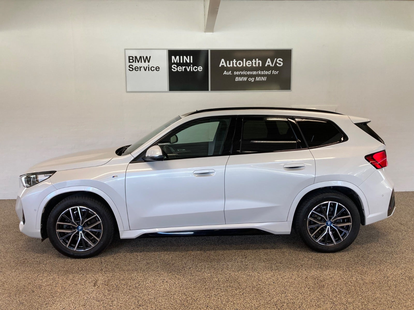 Hvid BMW iX1 fra 2025