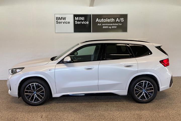 Hvid BMW iX1 fra 2025