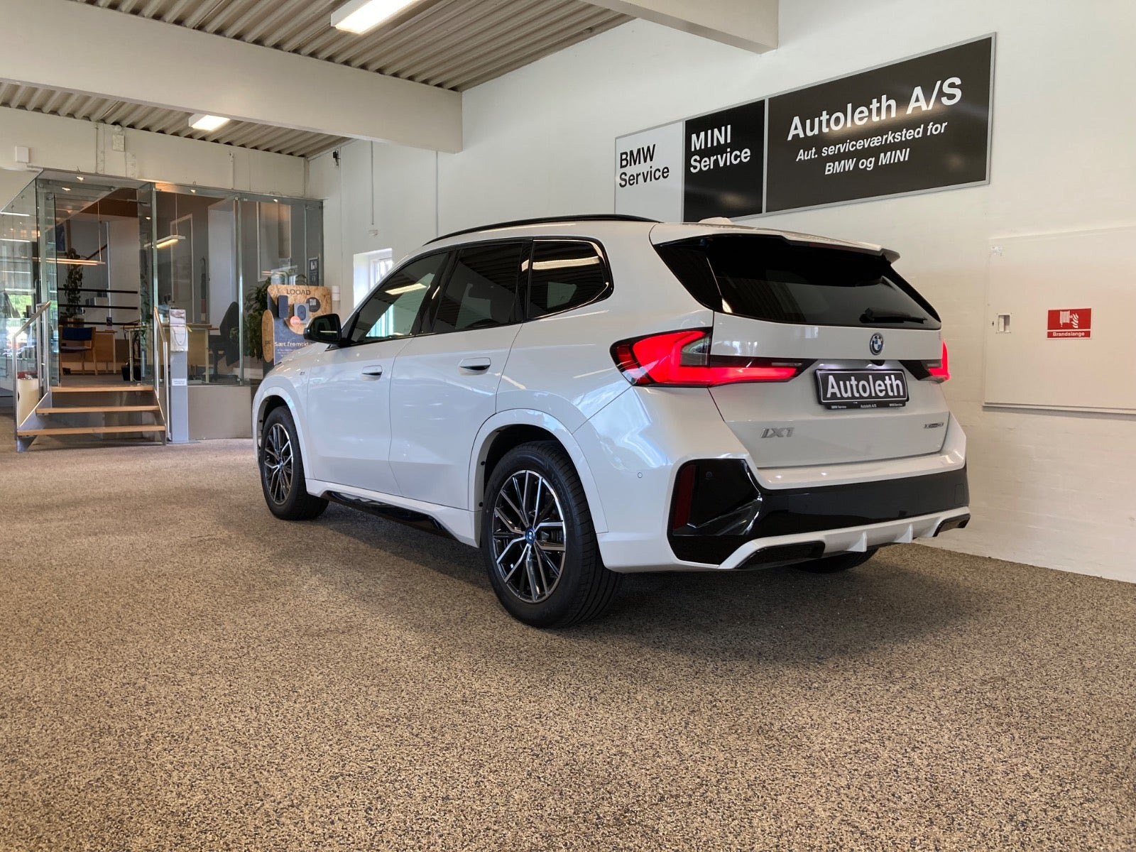 Hvid BMW iX1 fra 2025