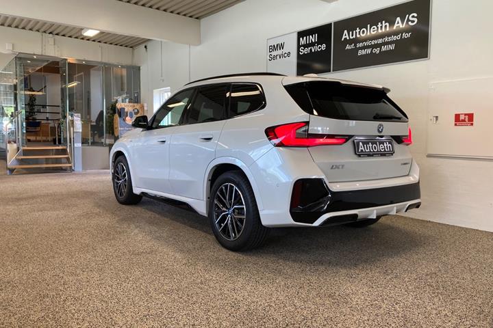 Hvid BMW iX1 fra 2025