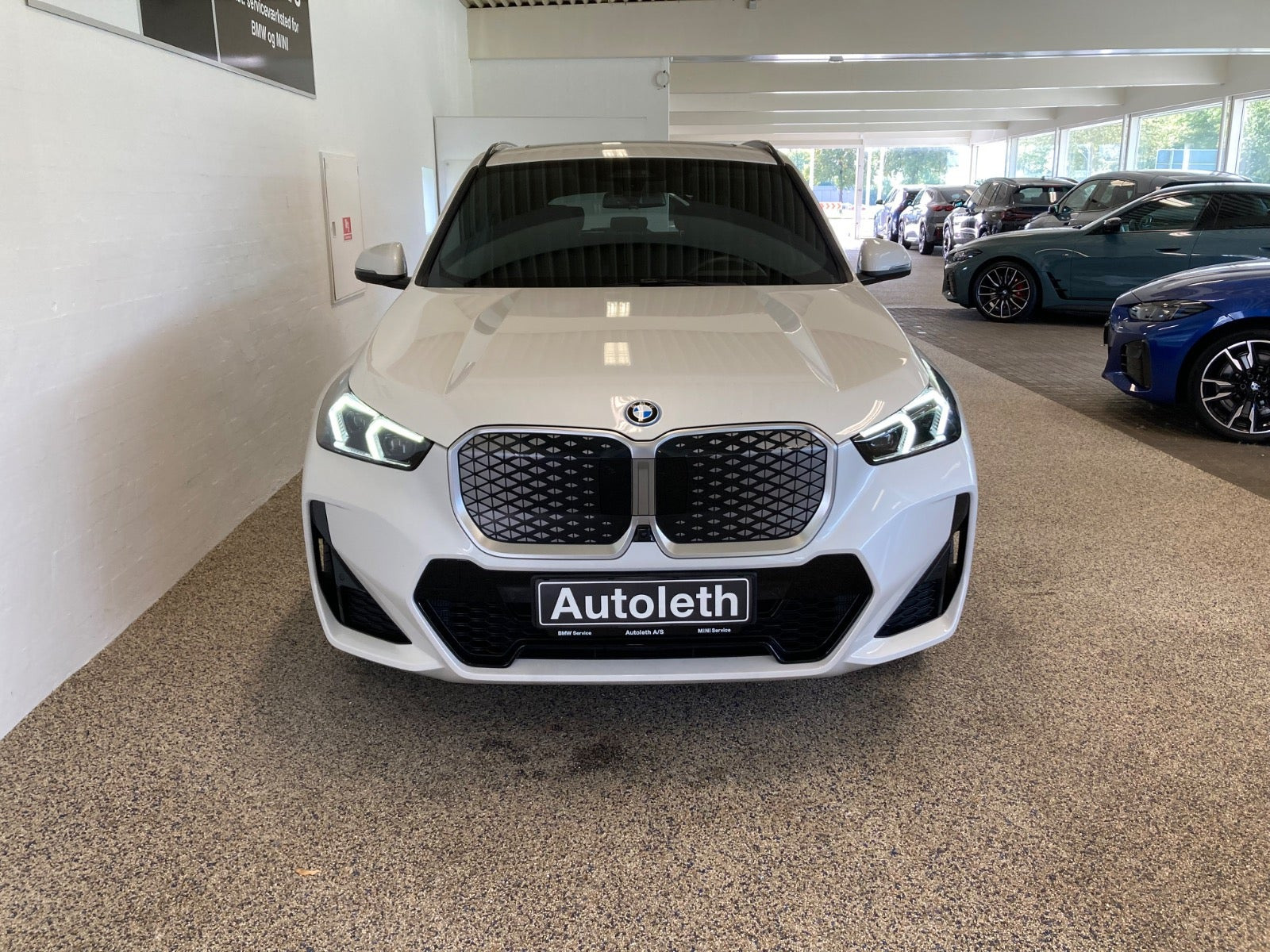 Hvid BMW iX1 fra 2025