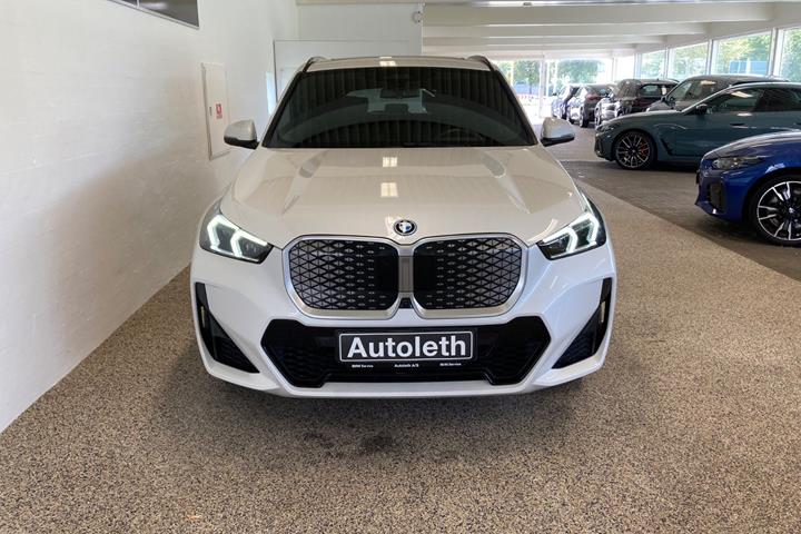 Hvid BMW iX1 fra 2025