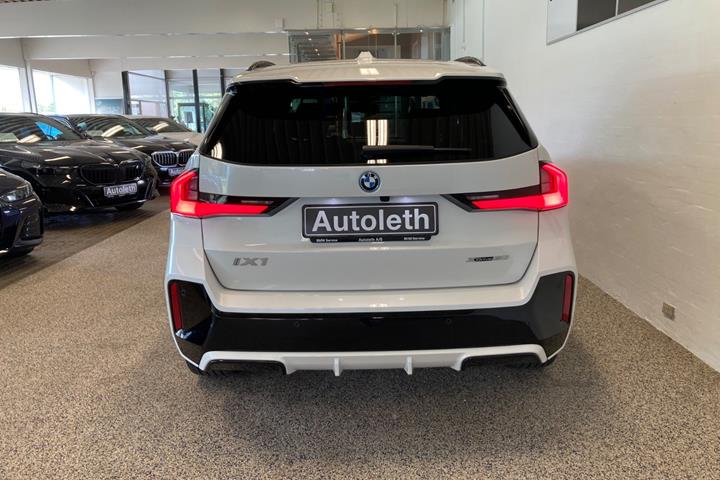 Hvid BMW iX1 fra 2025