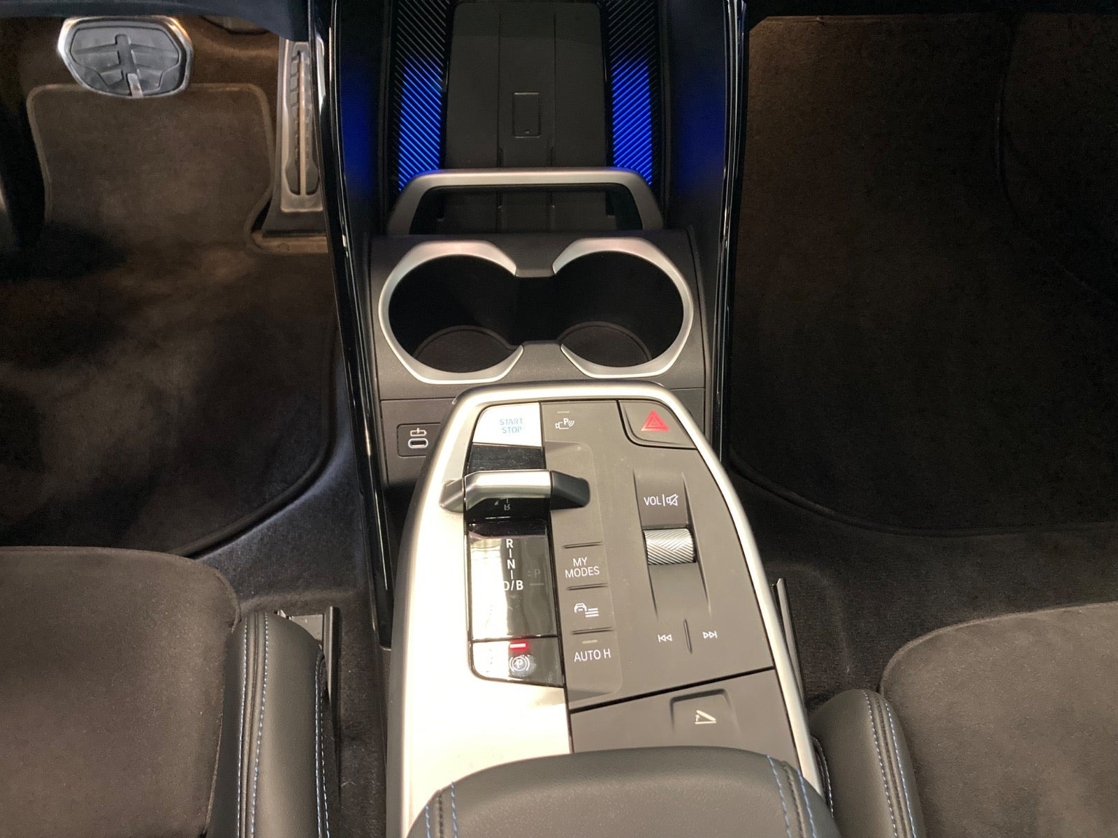 Hvid BMW iX1 fra 2025