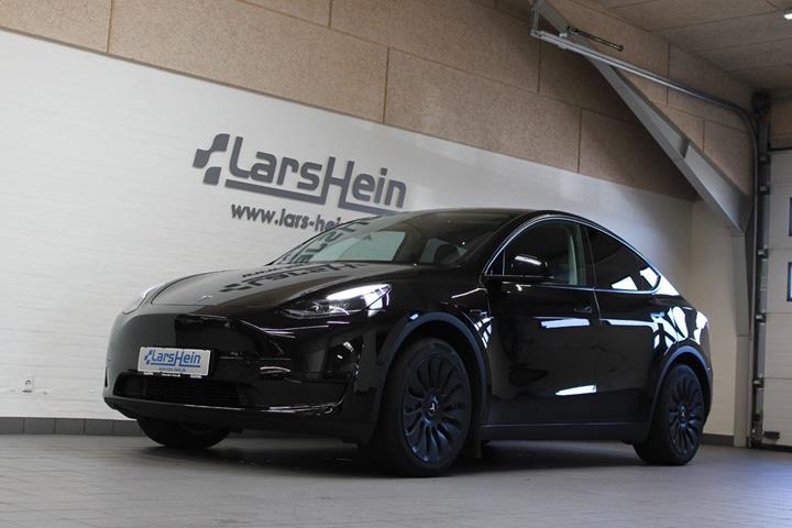 Sort Tesla Model Y fra 2023