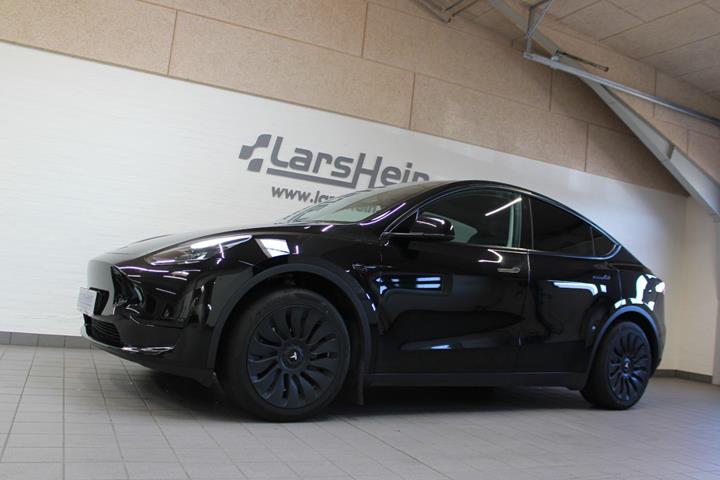 Sort Tesla Model Y fra 2023