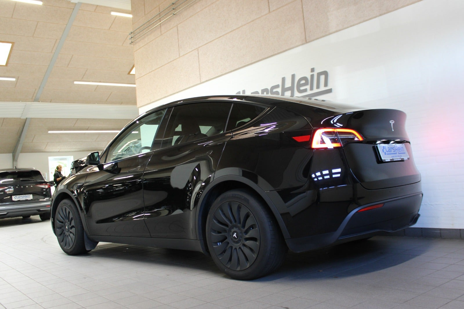 Sort Tesla Model Y fra 2023