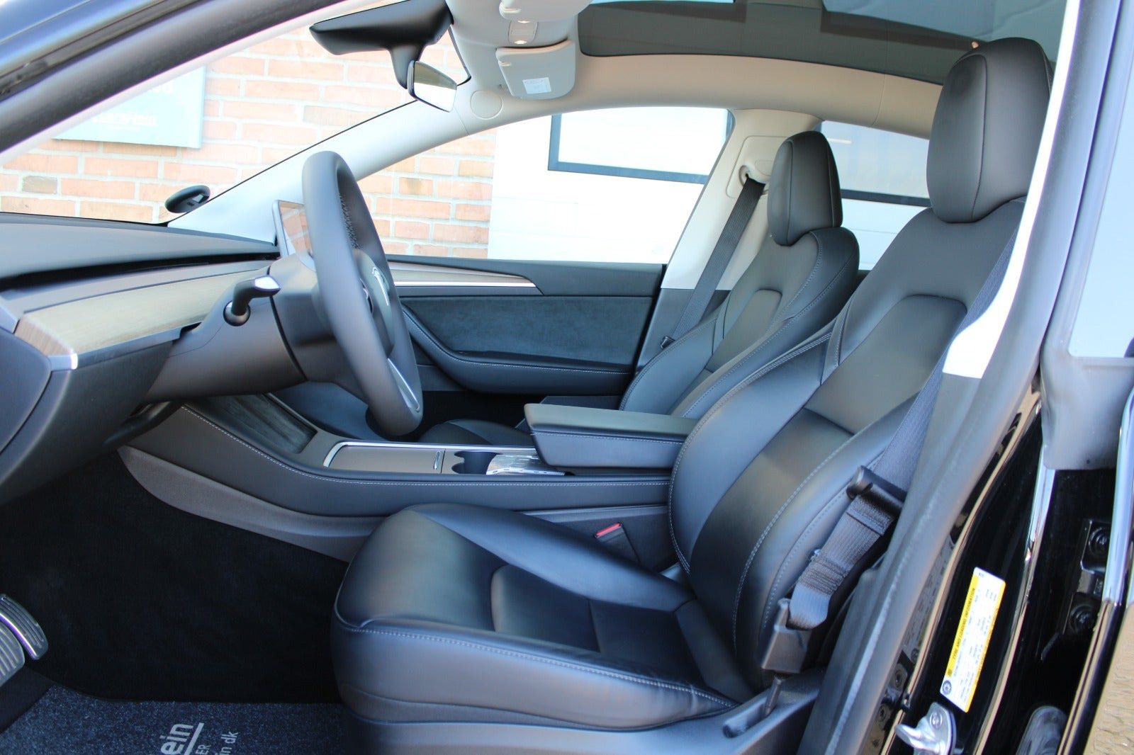 Sort Tesla Model Y fra 2023