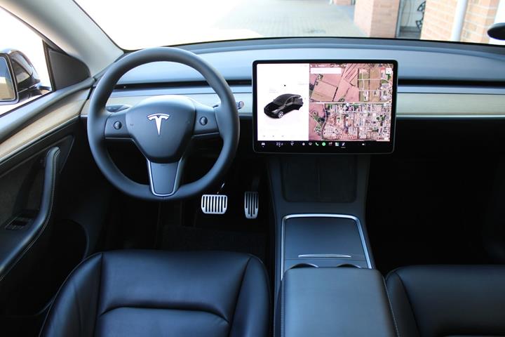 Sort Tesla Model Y fra 2023