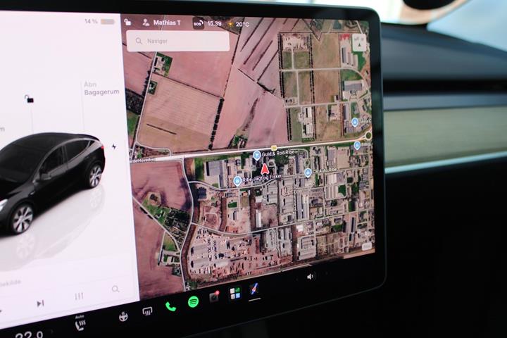 Sort Tesla Model Y fra 2023