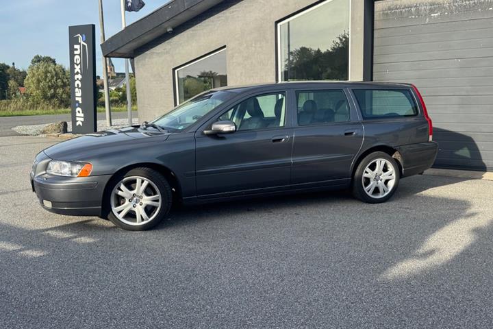 Grå Volvo V70 fra 2007