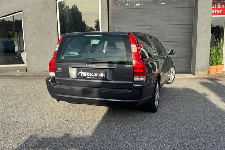 Grå Volvo V70 fra 2007