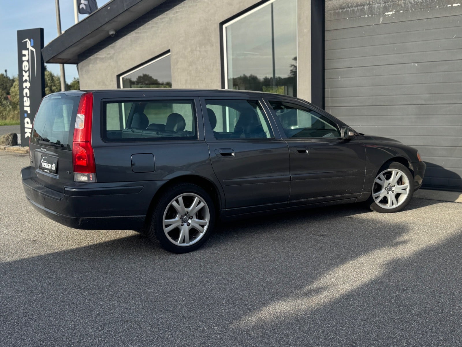 Grå Volvo V70 fra 2007