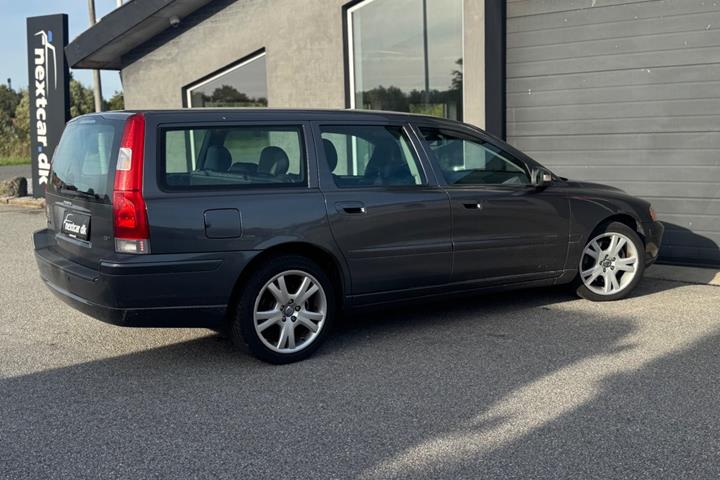 Grå Volvo V70 fra 2007