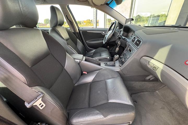 Grå Volvo V70 fra 2007