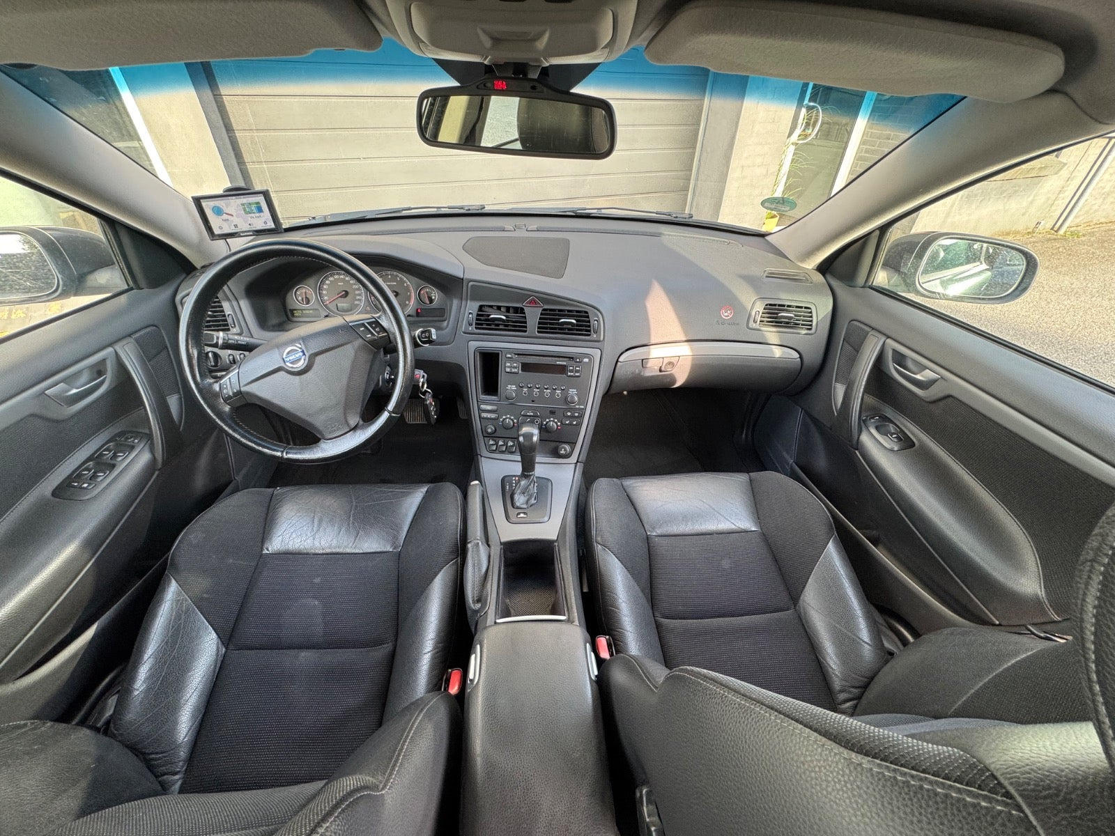 Grå Volvo V70 fra 2007