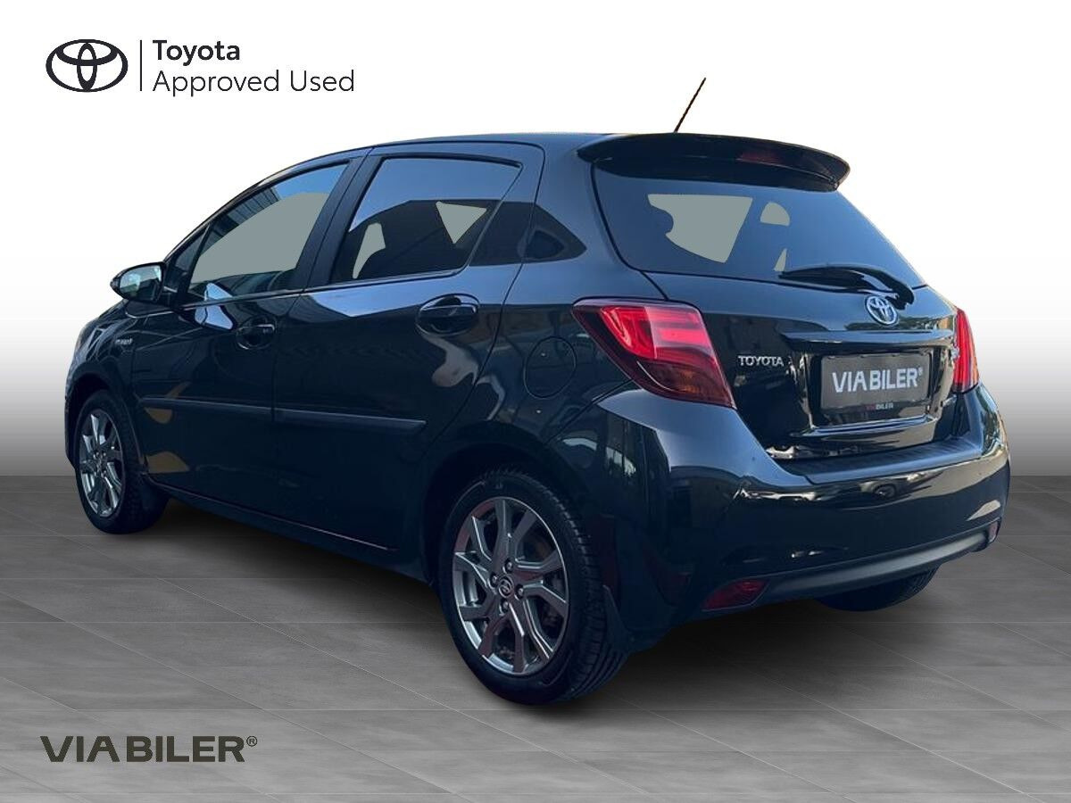 Sort Toyota Yaris fra 2016