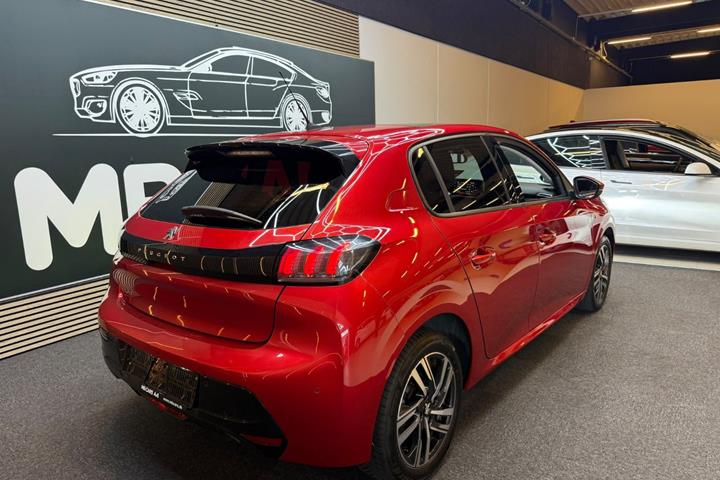 Rød Peugeot 208 fra 2020