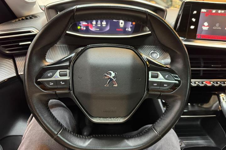 Rød Peugeot 208 fra 2020