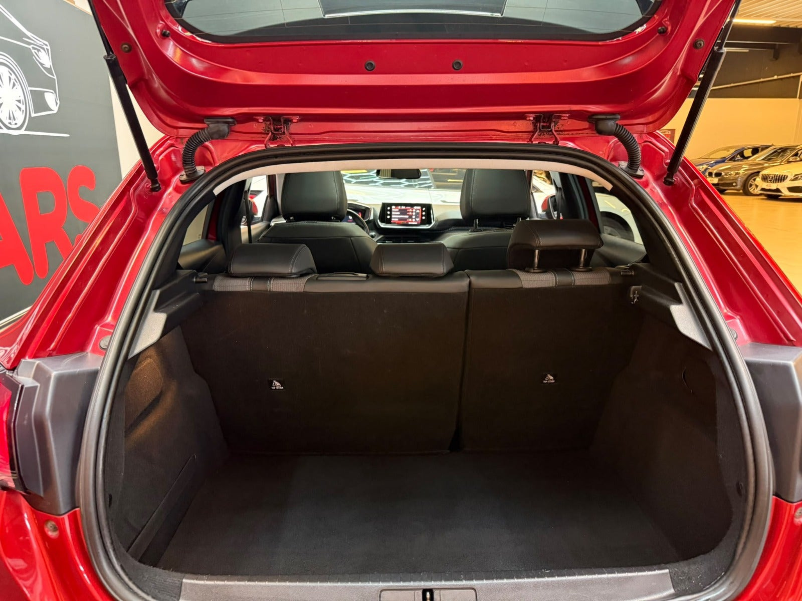 Rød Peugeot 208 fra 2020
